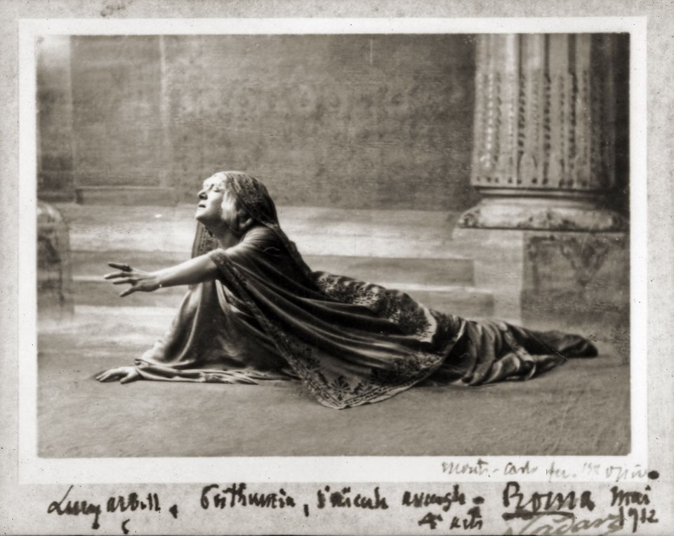 Lucy Arbell, contralto, dans le rôle de Posthumia, l'aïeule aveugle  dans ROMA (1912)